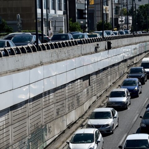 Αυτοκίνητα μποτιλιαρισμένα στον Κηφισό