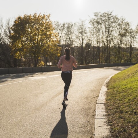 Κοπέλα κάνει τζόκινγκ
