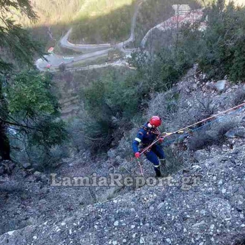 Άνδρας της Πυροσβεστικής κατεβαίνει σε γκρεμό