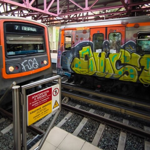 Συρμός ΗΣΑΠ σε σταθμό της Γραμμής 1 του Μετρό