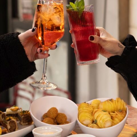 Όφις: Ένα καινούργιο μπαρ-στέκι στο Παγκράτι