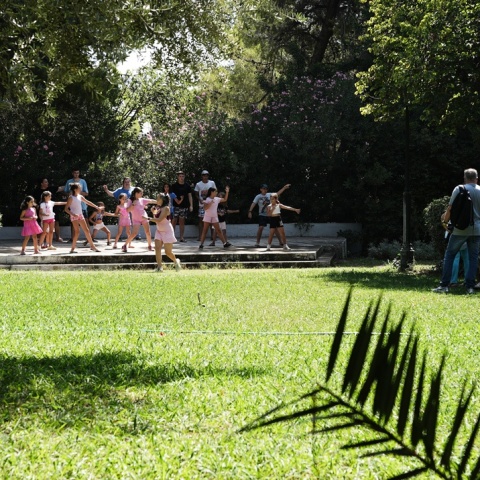 Παιδιά κάνουν μαθήματα πολεμικών τεχνών στις Παιδικές Εξοχές του Δήμου Αθηναίων