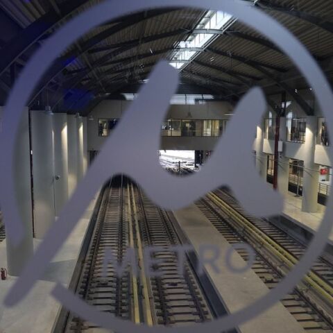 Μετρό Θεσσαλονίκης: Στο Αυτόφωρο δύο άτομα για φθορά και παρακώλυση συγκοινωνιών - Εντοπίστηκαν με 12 σπρέι βαφής και μεταλλικό κόφτη στις αποβάθρες.