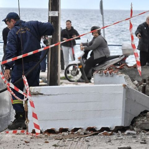 Πώς έγινε η τραγωδία στην Κόρινθο: «Έπεσε το μπαλκόνι και πλάκωσε την γυναίκα»