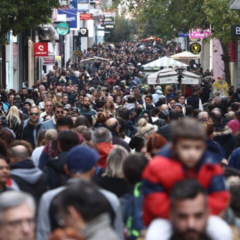 Ποιες ώρες θα είναι ανοιχτά τα καταστήματα την Κυριακή - Σε ισχύ το εορτατικό ωράριο   