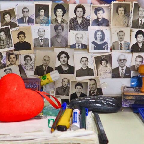 Worry less / think positive: Φωτογραφίζοντας την καθημερινότητα μιας δημόσιας υπηρεσίας