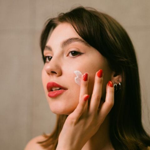 Δερματολόγοι και ερευνητές εξηγούν τι ισχύει πραγματικά πίσω από τις ακραίες viral θεραπείες ομορφιάς και αν έχουν όντως οφέλη για το δέρμα.