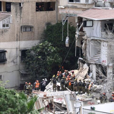 Ισραήλ: Τέσσερις νεκροί ανασύρθηκαν από τα ερείπια πολυκατοικίας στη Χάιφα μετά από ιρανικό πλήγμα - Συνεχίζονται οι έρευνες για πιθανά θύματα