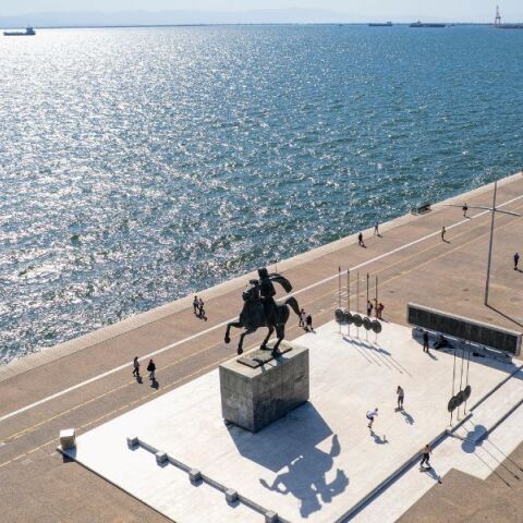 Η Θεσσαλονίκη κερδίζει τους τουρίστες με τη διασκέδαση, τη γαστρονομία και τη φιλοξενία της, παρά τα παράπονα για την καθαριότητα 