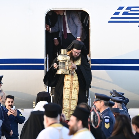 Στιγμιότυπο από τη μεταφορά του Αγίου Φωτός