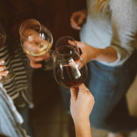 Γιατί το αλκοόλ μας κάνει να νιώθουμε κάθε φορά αλλιώς - Μας χαλαρώνει και μας διαλύει