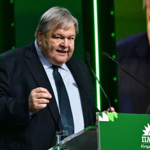 Ο Ευάγγελος Βενιζέλος ασκεί κριτική στον Κυριάκο Μητσοτάκη για πελατειακές πρακτικές, διαχείριση κρίσεων και παρεμβάσεις στους θεσμούς - Ολόκληρο το άρθρο