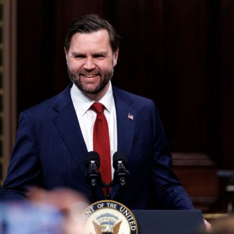 Ο Τζέι Ντι Βανς στηρίζει την προεκλογική εκστρατεία του Βίκτορ Όρμπαν - Η Ουγγαρία αντιμέτωπη με ενεργειακή κρίση και σκάνδαλα διαρροών με τη Ρωσία.