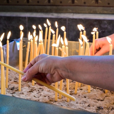 Χέρι που ανάβει κερί στην εκκλησία