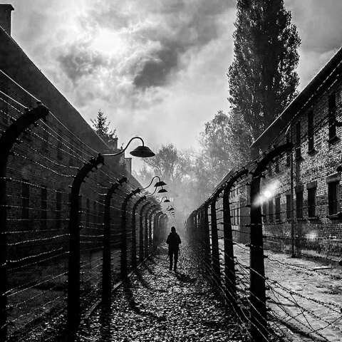 Ρενέ Ρεβάχ - Νίκος Μεγγρέλης: Το ντοκιμαντέρ «Πες μου» δεν αφηγείται μόνο το Ολοκαύτωμα, αλλά και το «μετά»