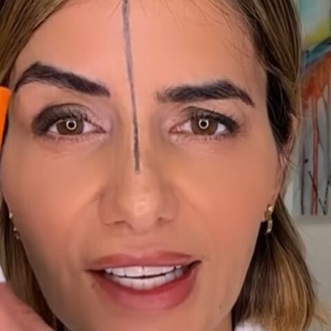 Γιατρός εφαρμόζει μπότοξ στη μισή πλευρά του προσώπου της, δείχνοντας τη διαφορά και εξηγώντας τη δράση των μυών και το lifting.