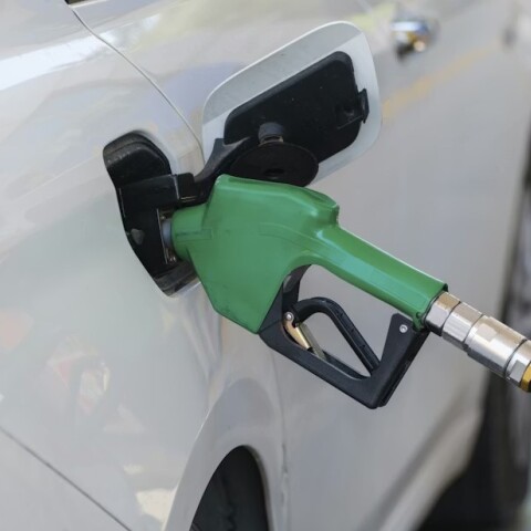 Αντλία βενζίνης γεμίζει καύσιμο το ντεπόζιτο αυτοκινήτου σε βενζινάδικο