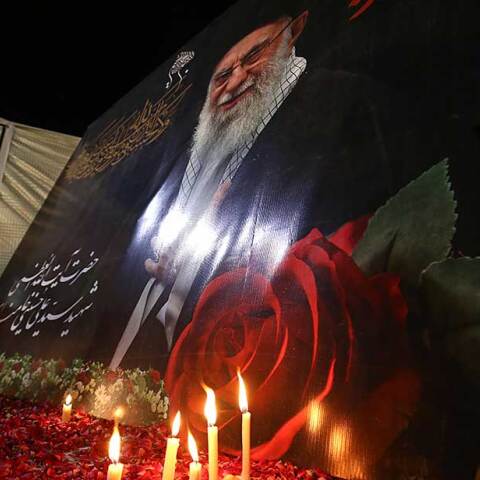 Μουσουλμάνα προσεύχεται για την κατάπαυση πυρός στο Ιράν