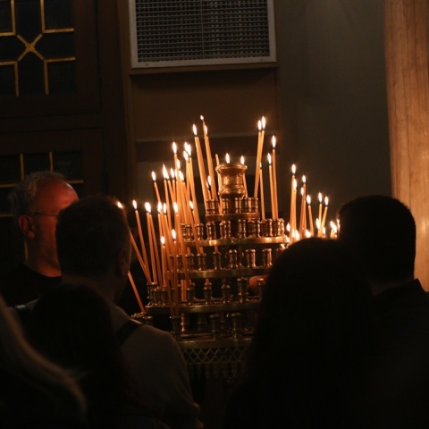 Πολίτες ανάβουν κερί στην εκκλησία