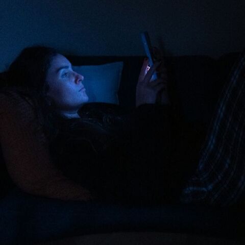 Τελικά το μπλε φως από το κινητό μπορεί να καταστρέψει τον ύπνο μας;