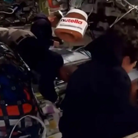 Ένα βάζο Nutella αιωρείται στο διαστημόπλοιο της NASA