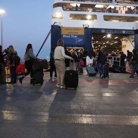 Εκδρομείς με τις βαλίτσες του επιβιβάζονται σε πλοίο