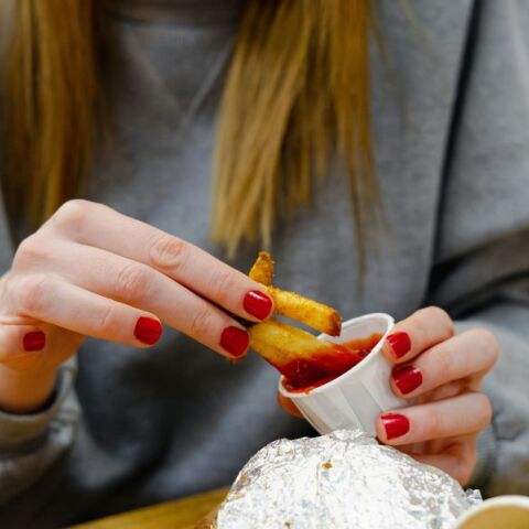 Ερευνητές στο Ιλινόις ανέπτυξαν μέθοδο που μειώνει την απορρόφηση λαδιού στις τηγανιτές πατάτες, διατηρώντας την τραγανή υφή τους μέσω ειδικών μικροκυμάτων