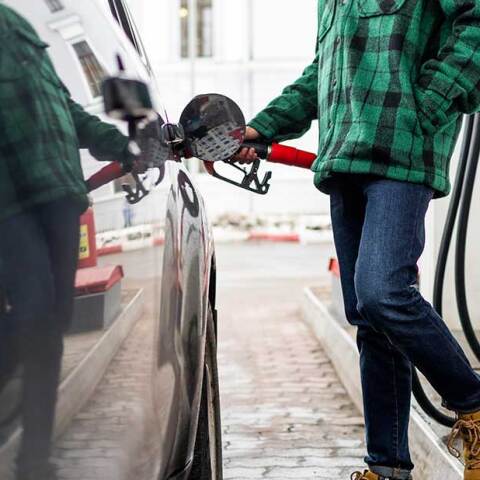 Οδηγός βάζει βενζίνη στο αυτοκίνητο