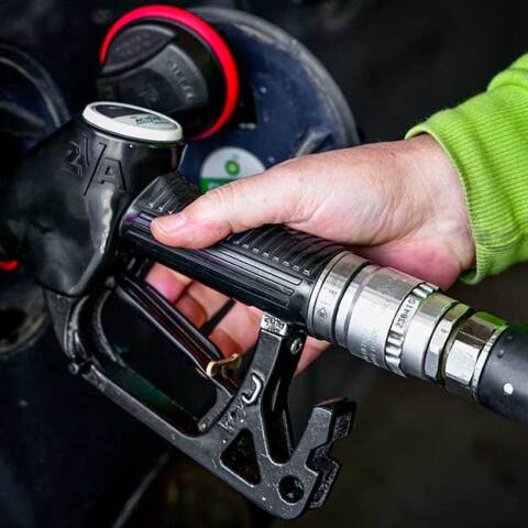 Εργαζόμενος σε πρατήριο υγρών καυσίμων βάζει βενζίνη σε αυτοκίνητο