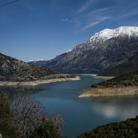 Τριπλασιάστηκαν τα αποθέματα νερού στη λίμνη Μόρνου - Βυθίστηκε ξανά το «χωριό φάντασμα» Κάλλιο