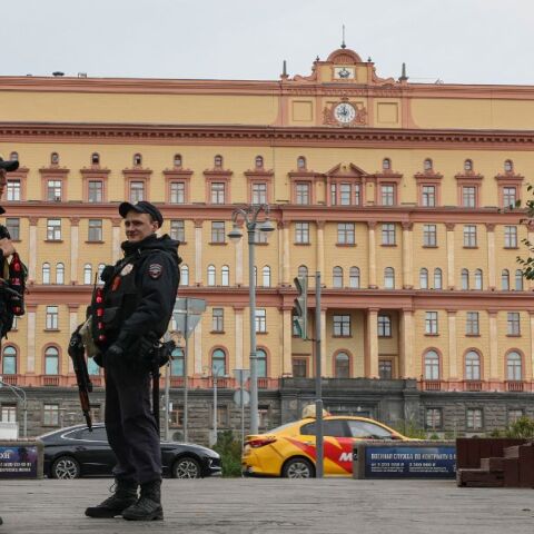 Σύλληψη δημοσιογράφου στη Ρωσία με την κατηγορία της προδοσίας - Η FSB τον κατηγορεί για συνεργασία με την Ουκρανία και κυβερνοεπιθέσεις σε υποδομές.