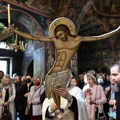 Μεγάλη Παρασκευή με κατάνυξη σε όλη την Ελλάδα - Πλήθος πιστών παρακολούθησε τις τελετές Αποκαθήλωσης στην Αθήνα, την Κέρκυρα και την υπόλοιπη επικράτεια.