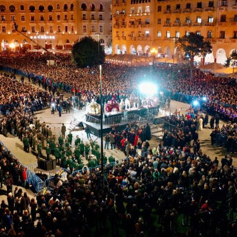 Θεσσαλονίκη: Η μοναδική στιγμή της συνάντησης 5 Επιταφίων στην Πλατεία Αριστοτέλους