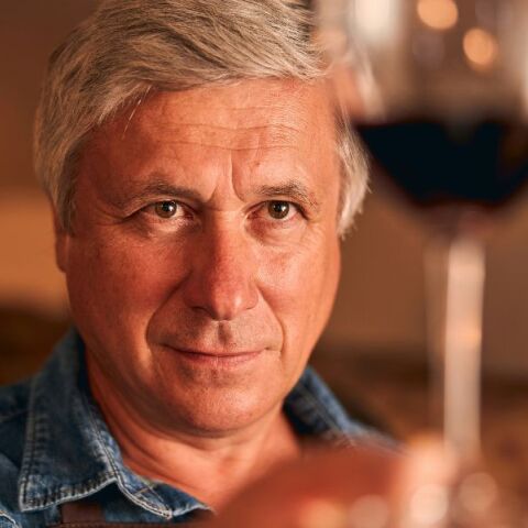 Μελέτη δείχνει ότι η μέτρια κατανάλωση κρασιού σχετίζεται με πιο αργή βιολογική γήρανση στους άνδρες, χάρη στην ευεργετική δράση των πολυφαινολών