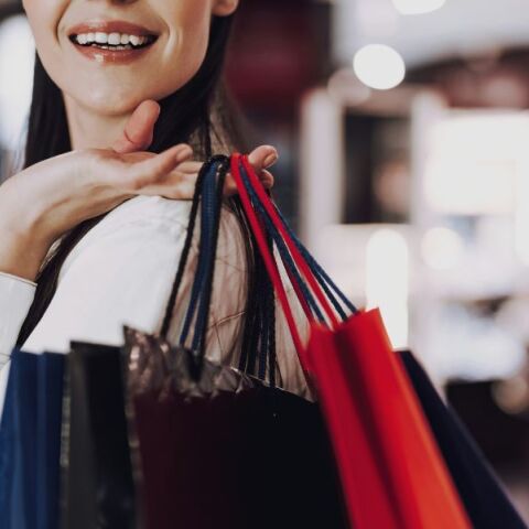 Οι ειδικοί εξηγούν γιατί αγοράζουμε πράγματα που δεν χρειαζόμαστε και δίνουν πρακτικές τεχνικές για να περιορίσουμε τις παρορμήσεις 