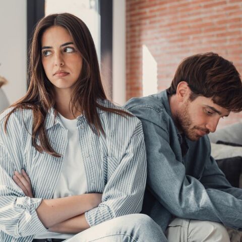 Η αισθηματική αδιαφορία συνδέεται με χαμηλή ικανοποίηση, έλλειψη οικειότητας και αυξημένη τάση για αναζήτηση νέων συντρόφων, σύμφωνα με νέα μελέτη.