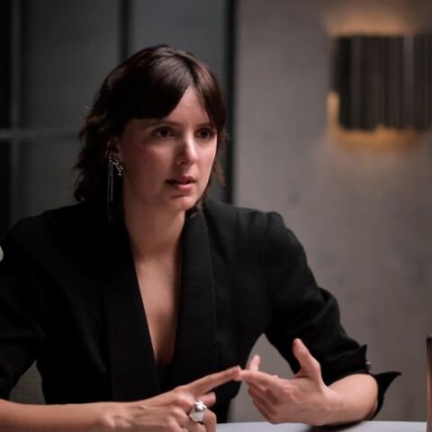 Βιοχημικός αποκαλύπτει πώς η βιομηχανία τροφίμων παραπλανά με την ένδειξη «χωρίς προσθήκη ζάχαρης», τονίζοντας τους κινδύνους για την υγεία μας.