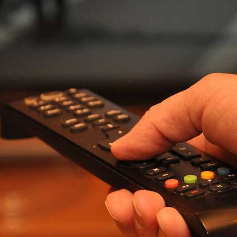 Άνδρας κρατά τηλεκοντρόλ στο χέρι