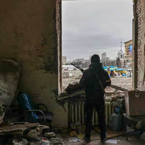 Ουκρανός στρατιώτης μέσα σε βομβαρδισμένο κτίριο στο Χάρκοβο