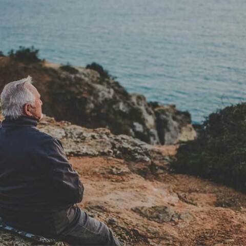 Ηλικιωμένοι βλέπουν τη θάλασσα