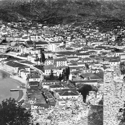 Καβάλα 1917. Ένα δάσος καπναποθηκών καταλαμβάνει το κέντρο της πόλης και συνεχίζει σκαρφαλώνοντας στα γύρω υψώματα. Συλλογή Bundersarchiv, Bild 104-2848