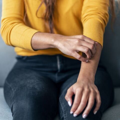 Ογκολόγος προειδοποιεί: Τέσσερις μορφές καρκίνου μπορεί να εκδηλωθούν με φαγούρα - Πότε να ανησυχήσετε - Η σημασία έγκαιρης ιατρικής αξιολόγησης