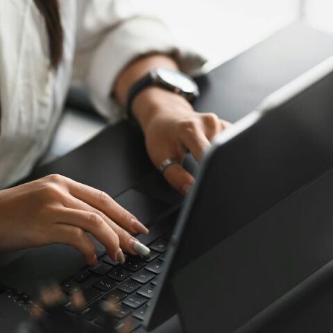 Η Google αυστηροποιεί τους κανόνες για ιστοσελίδες που μπλοκάρουν το back button, προειδοποιώντας για ποινές και υποβάθμιση στα αποτελέσματα αναζήτησης