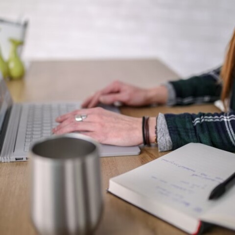 Γυναίκα πληκτρολογεί στον υπολογιστή του γραφείου