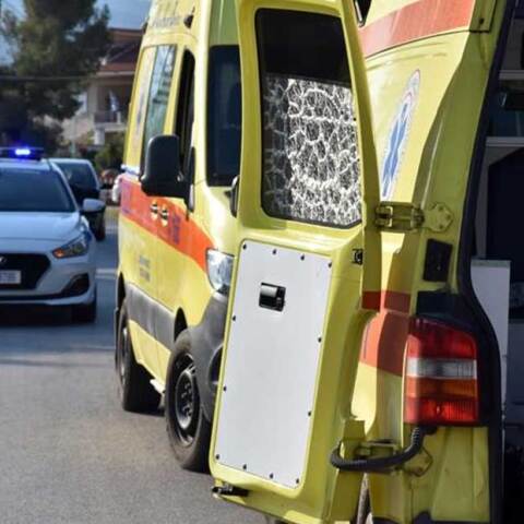 Ασθενοφόρο του ΕΚΑΒ και περιπολικό της ΕΛΑΣ