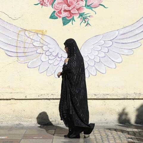 Γυναίκα περνά μπροστά από mural στην πρωτεύουσα του Ιράν, Τεχεράνη
