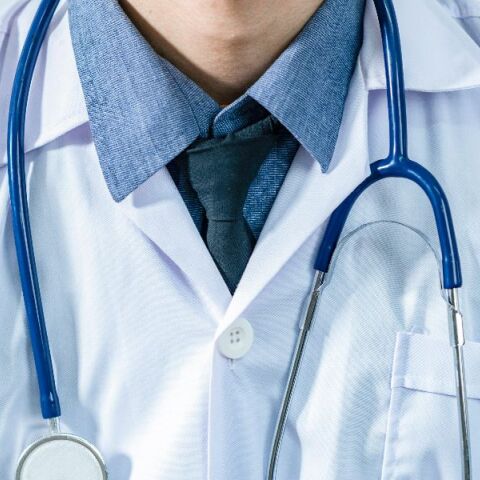 Ποινική δίωξη σε γιατρό του Βόλου για θανατηφόρα έκθεση ασθενών την περίοδο της πανδημίας