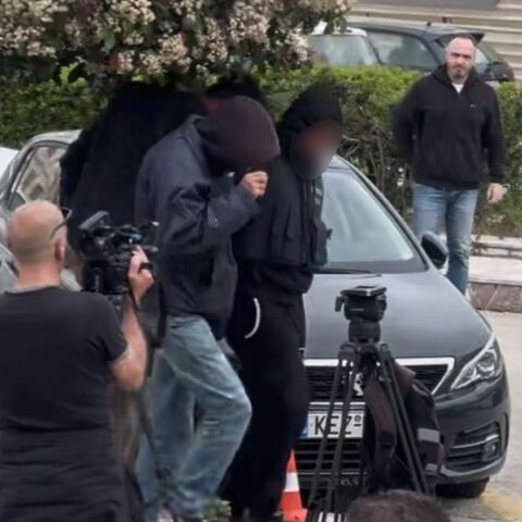 Κεφαλονιά/ θάνατος 19χρονης: Θα σ'την σπάσω! - Η επίθεση της μητέρας του 26χρονου σε τηλεοπτικό συνεργείο