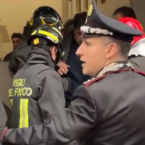 Ένοπλοι κράτησαν 25 ομήρους σε τράπεζα της Νάπολης και διέφυγαν μέσω τούνελ στους υπονόμους - Όλοι οι όμηροι απελευθερώθηκαν σώοι από την αστυνομία.