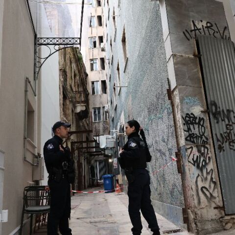 Oι τελευταίες κινήσεις της γυναίκας που βρέθηκε νεκρή στο κέντρο της Αθήνας - Έσπασε η ίδια το τζάμι